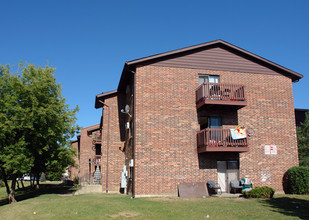 Baldwin Greens Apartments in Palatine, IL - Building Photo - Building Photo