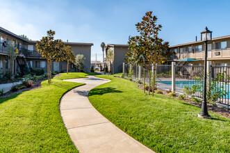 Somerset Villas in Westminster, CA - Building Photo - Building Photo