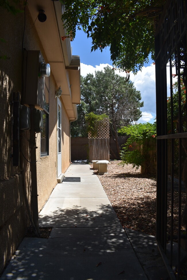 8600 Simi Ln NE in Albuquerque, NM - Foto de edificio - Building Photo