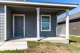 830 Summit Ter in Seguin, TX - Building Photo - Building Photo