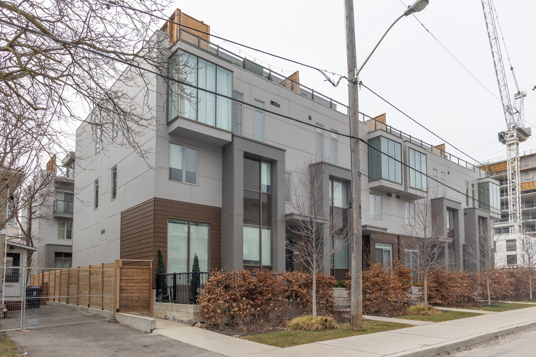 16 Greenbriar Rd in Toronto, ON - Building Photo