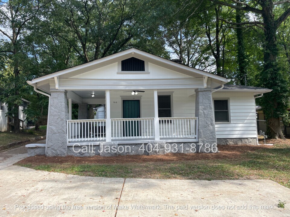 916 Cascade Rd SW in Atlanta, GA - Building Photo