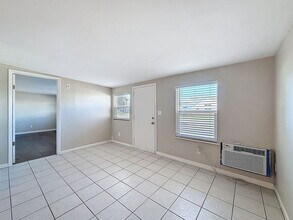 401 69th St N in St. Petersburg, FL - Foto de edificio - Building Photo