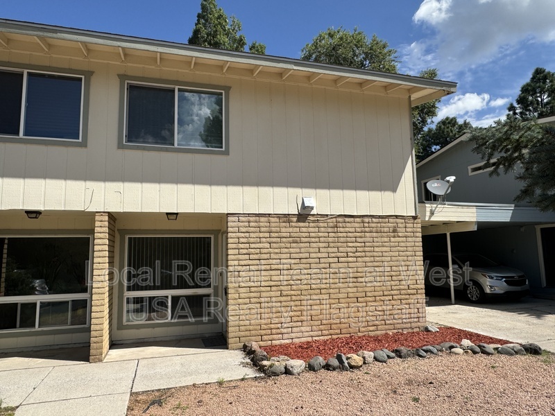 702 E Crestview Ave in Flagstaff, AZ - Building Photo