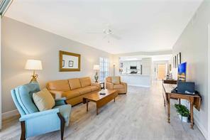 651 Wiggins Lake Dr-Unit -102 in Naples, FL - Building Photo - Building Photo