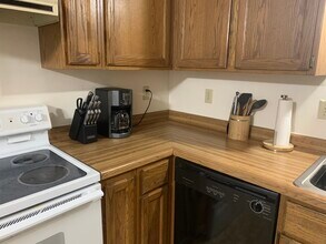 1008 Hackberry Dr in Marshall, MN - Foto de edificio - Building Photo