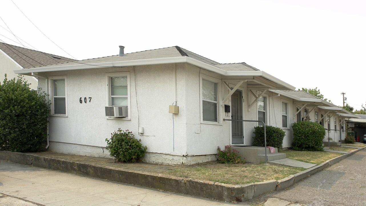 607 W 15th St in Antioch, CA - Building Photo