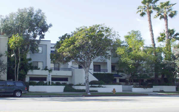 2647 S Barrington Ave in Los Angeles, CA - Building Photo - Building Photo