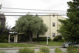 2345-2371 Fairway Dr in San Leandro, CA - Building Photo - Building Photo