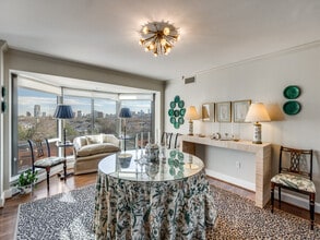 4242 Lomo Alto Dr, Unit N-70 in Dallas, TX - Foto de edificio - Building Photo