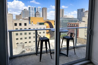 151 SE 1st St, Unit 1410 in Miami, FL - Foto de edificio - Building Photo