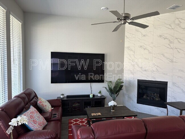2222 McMullin Dr in Euless, TX - Building Photo - Building Photo