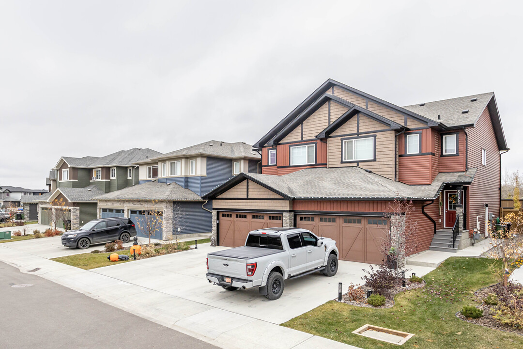 5115 Lark Cres NW in Edmonton, AB - Building Photo