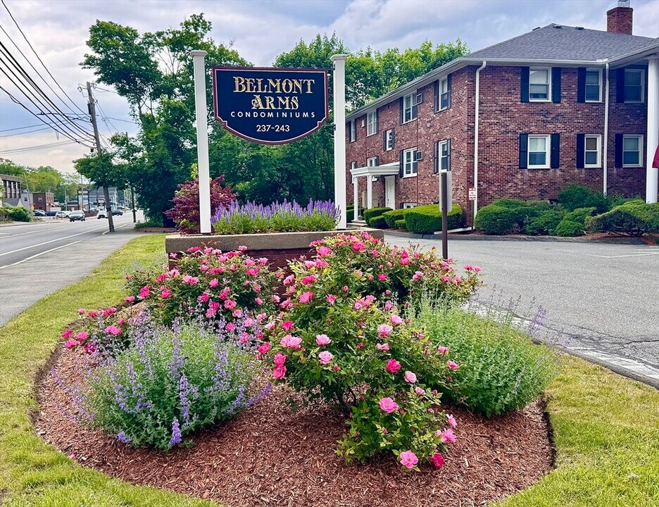 239 Main St in Reading, MA - Building Photo