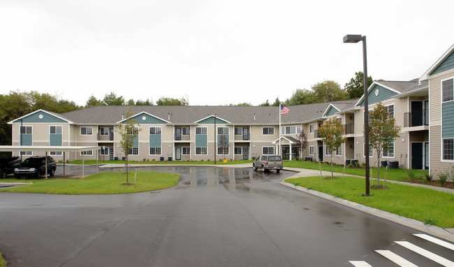 Hawk's Ridge Senior/Family Apartments in Bath, MI - Foto de edificio - Building Photo