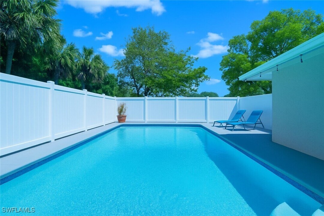 2473 Poinciana St in Naples, FL - Building Photo