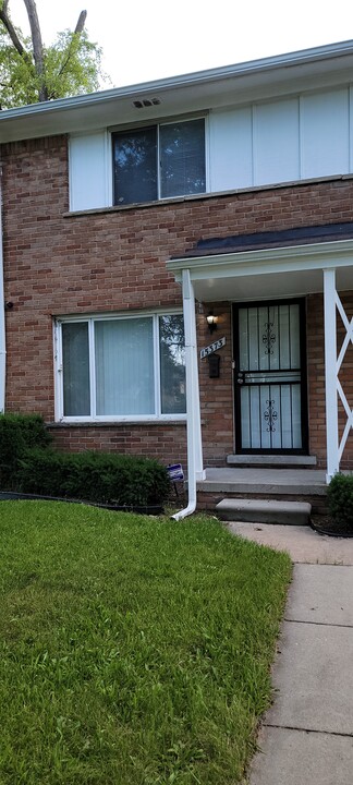 15373 Meyers Rd in Detroit, MI - Building Photo
