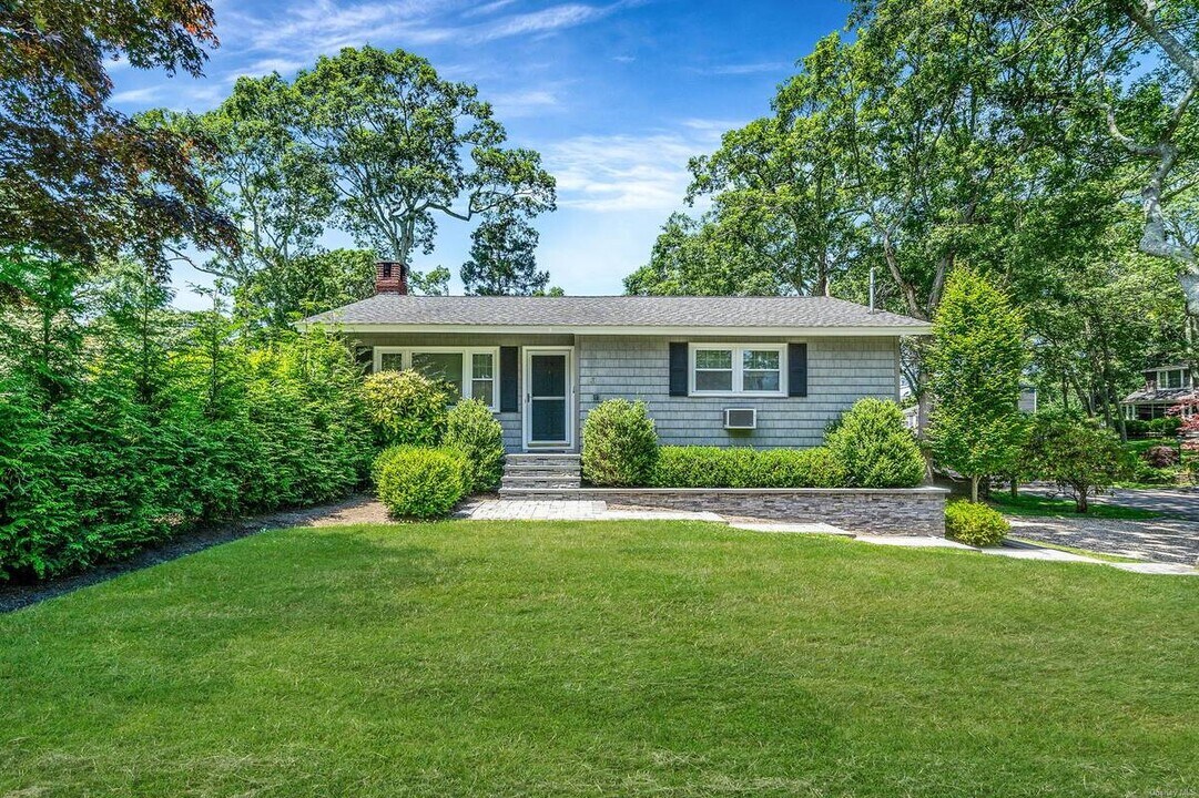 3 Crestview Dr in West Hampton Dunes, NY - Building Photo