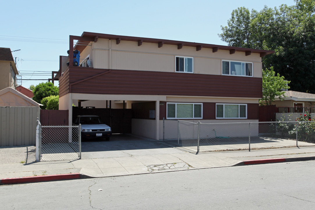 3220 Rolison Rd in Redwood City, CA - Building Photo