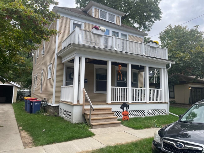 128 Luton Ave SE, Unit 1