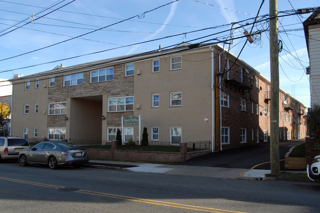 Channel Grove in Elizabeth, NJ - Building Photo