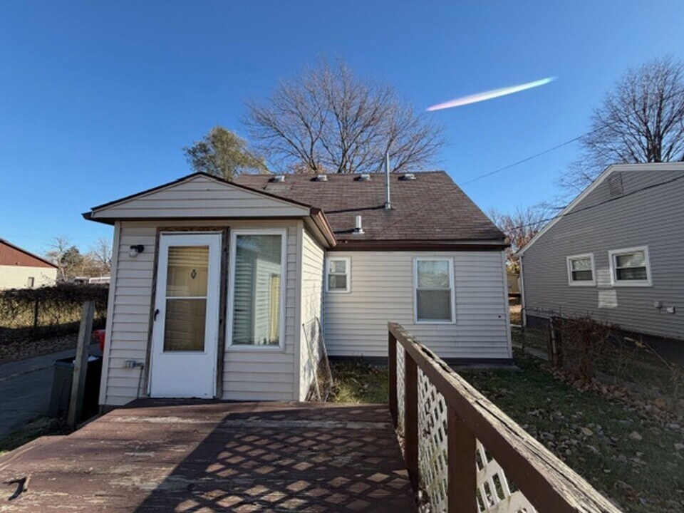 28399 Felician St in Roseville, MI - Building Photo