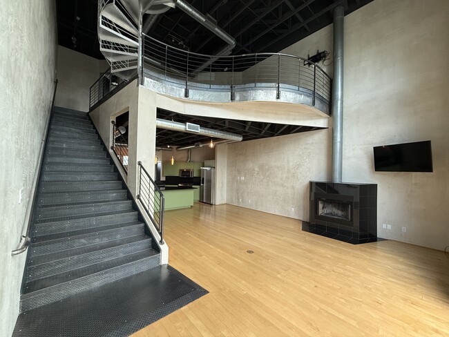 property at 825 W Daggett Ave