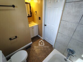 2104 Drexel Dr in Anderson, IN - Foto de edificio - Building Photo