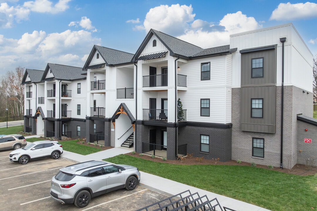 Oakwood Landings in Louisville, KY - Building Photo