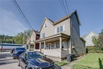 113 Line Way in Turtle Creek, PA - Building Photo - Building Photo