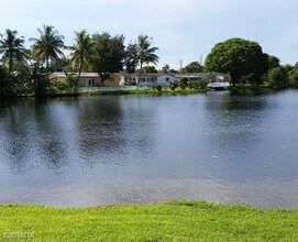 1851 NW 96th Terrace in Pembroke Pines, FL - Foto de edificio - Building Photo