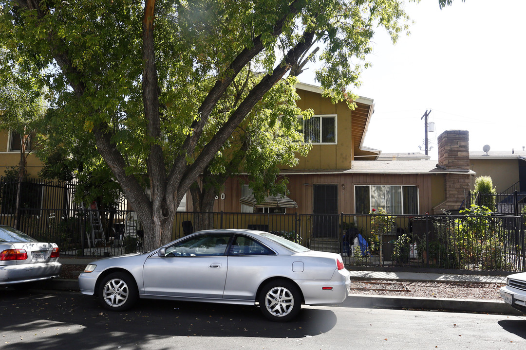 Hartland Apartments in Winnetka, CA - Foto de edificio