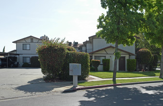 1800 W North Bear Creek Dr in Merced, CA - Building Photo - Building Photo