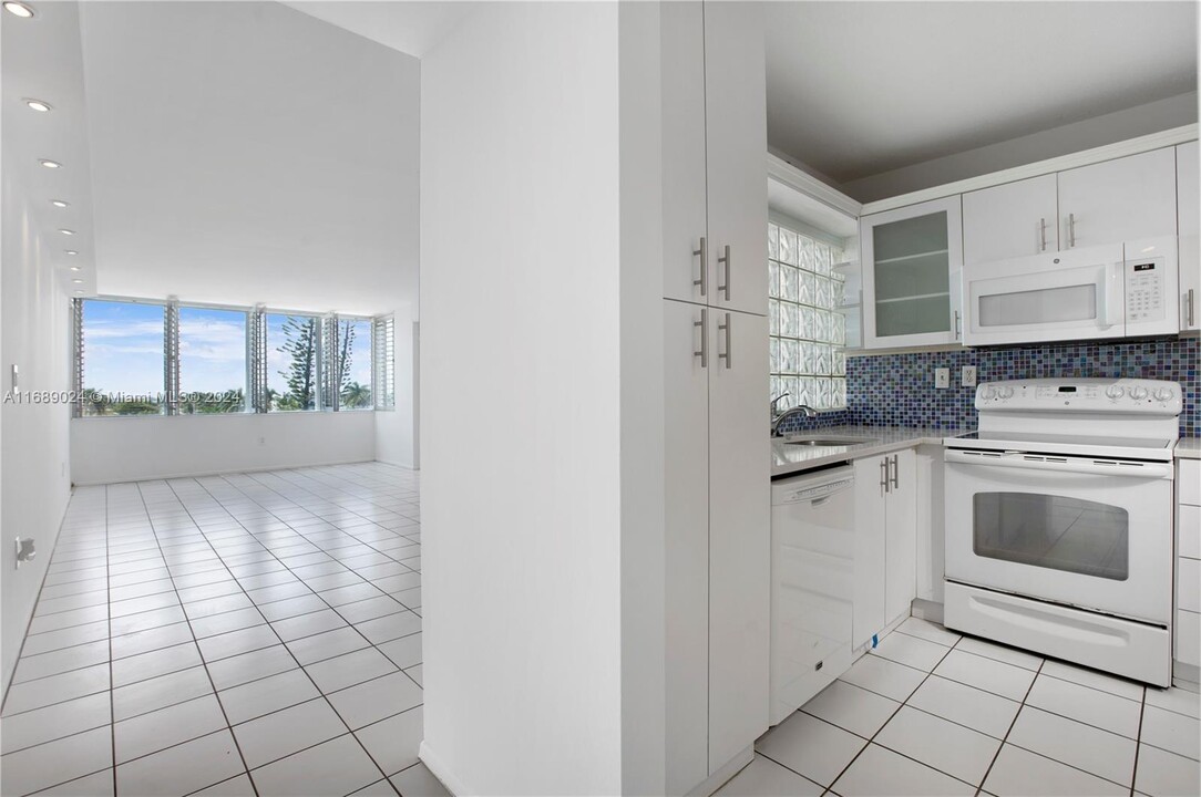 8233 Harding Ave in Miami, FL - Building Photo