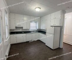 136 Matteson St in Dyer, IN - Building Photo