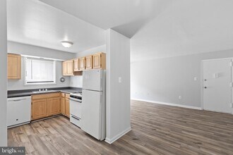 225 43rd Rd NE, Unit 104 in Washington, DC - Building Photo - Building Photo