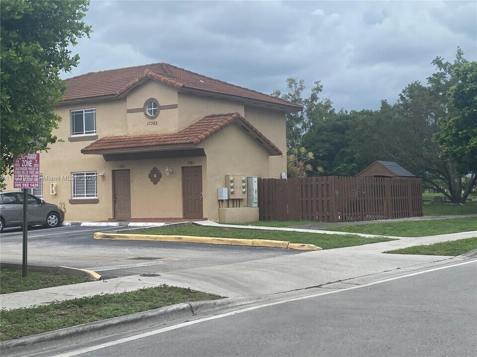 17362 NW 74th Ave in Hialeah, FL - Building Photo
