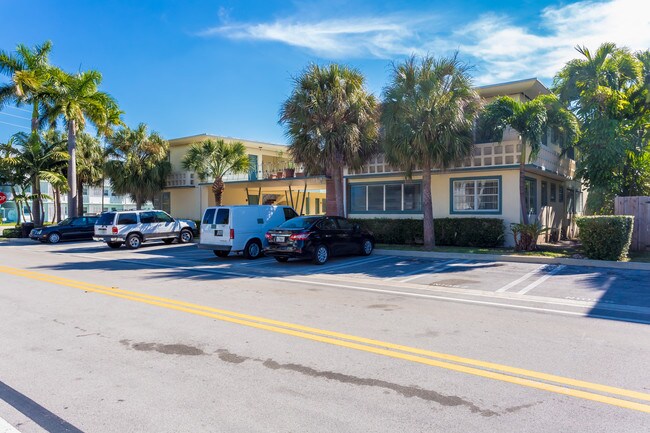 Town and Country Apartments in Bay Harbor Islands, FL - Building Photo - Building Photo