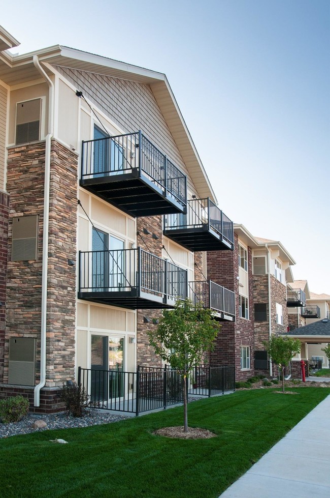 Lakeville Pointe Apartments in Lakeville, MN - Foto de edificio - Building Photo