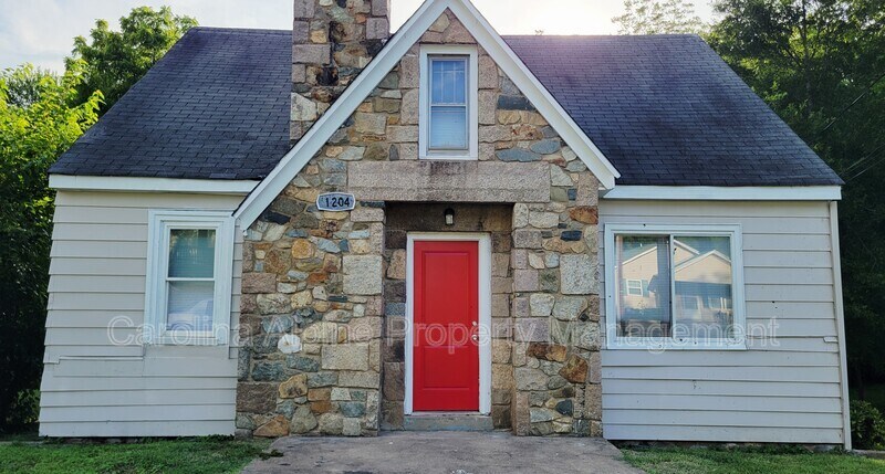 1204 Asheboro St in High Point, NC - Building Photo