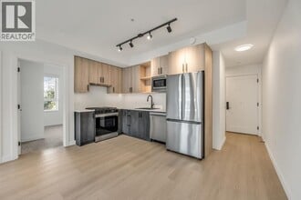 2002 St George St in Port Moody, BC - Building Photo - Building Photo