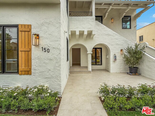 150 N Arnaz Dr in Beverly Hills, CA - Building Photo - Building Photo