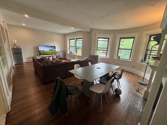 1855 Beacon St, Unit 2 in Brookline, MA - Building Photo - Building Photo