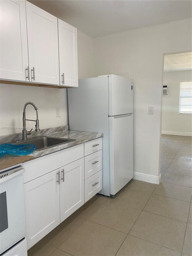 2736 NW 15th Ct in Fort Lauderdale, FL - Building Photo - Building Photo