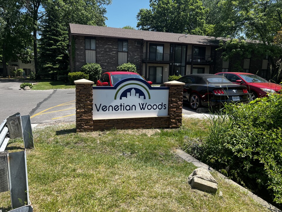 Venetian Woods in Toledo, OH - Building Photo