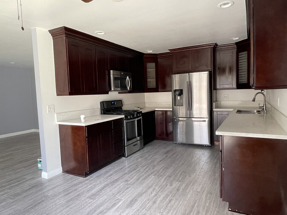 7631 Amazon Dr in Huntington Beach, CA - Foto de edificio