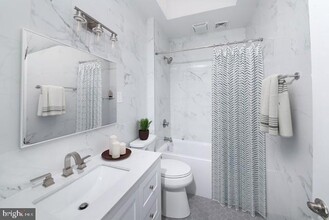 7200 Germantown Ave in Philadelphia, PA - Foto de edificio - Building Photo
