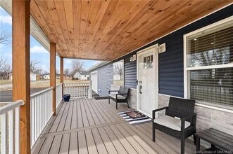 102 Melanie Ln in Charlestown, IN - Foto de edificio - Building Photo