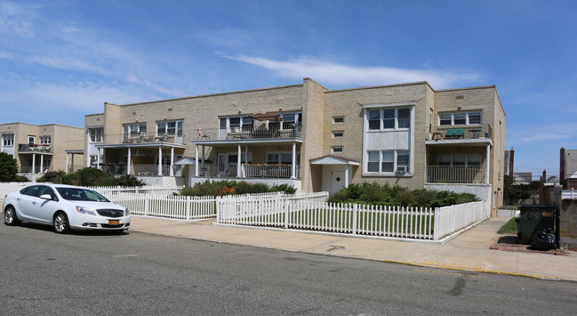 Lincoln Shores Apartments in Long Beach, NY - Building Photo - Building Photo