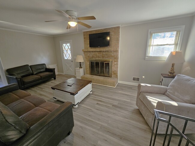 251 Micala Dr in West Columbia, SC - Foto de edificio - Building Photo